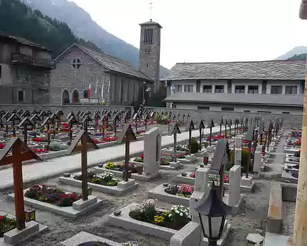 PXL069 En Suisse même les cimetières sont bien rangés